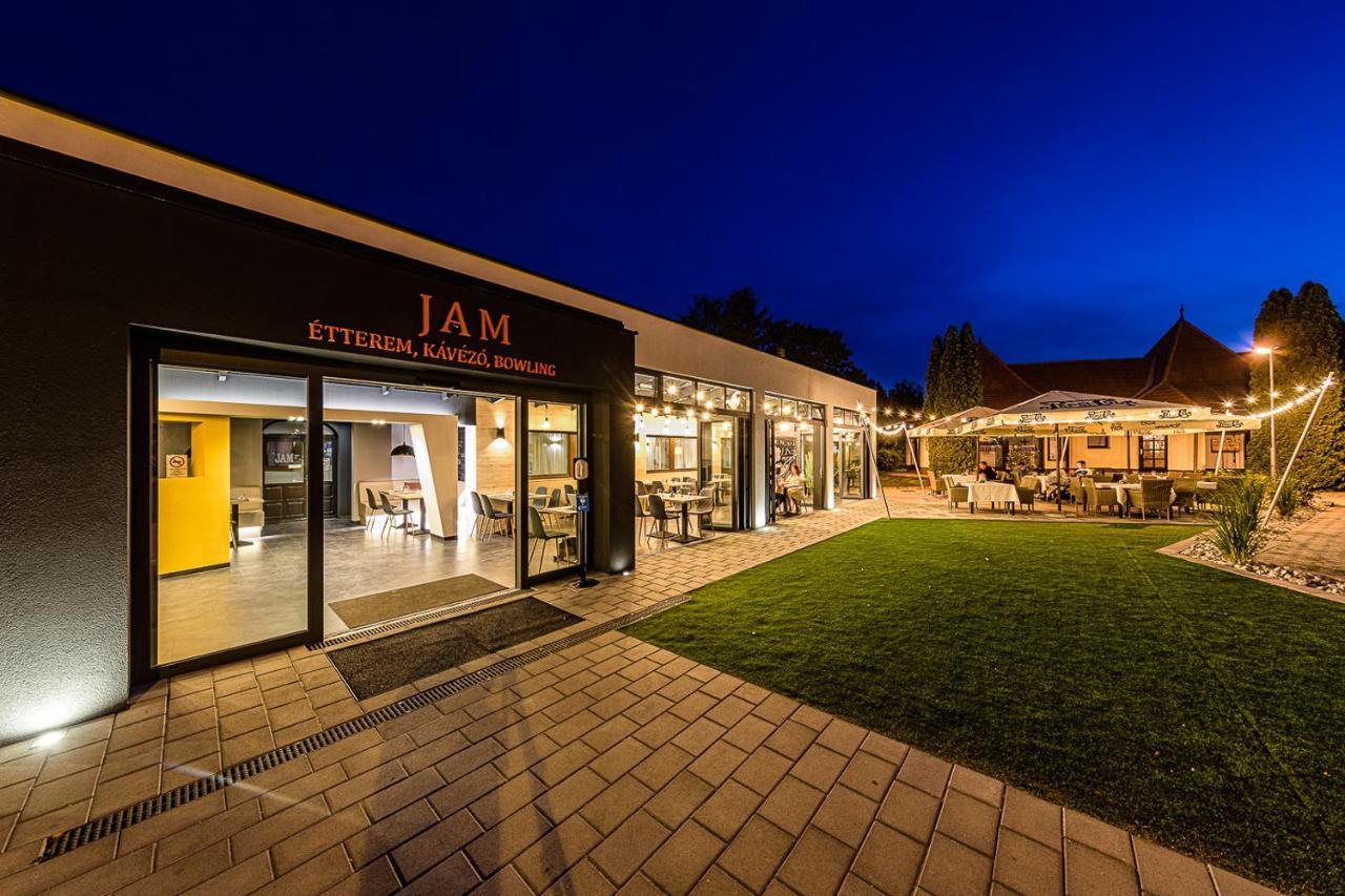 Jam Panzió Hotel Kapuvár Exterior foto